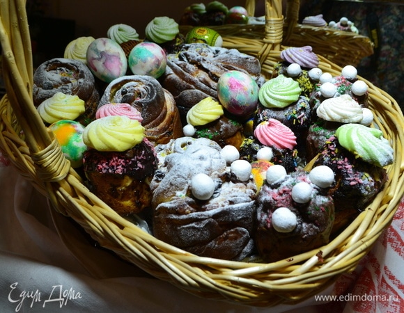 А моя корзинка поехала в церковь освящаться!