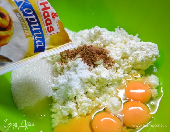 В теплое молоко крошим дрожжи, кладем 1 ст. л. сахара из общей нормы, перемешиваем до растворения. Добавляем несколько столовых ложек муки, перемешиваем. Опара получается, как тесто на оладьи. Накрываем пленкой и ставим в теплое место минут на 15–20, пока опара не увеличится минимум вдвое. В это время в чашу, где будем замешивать тесто, добавляем желтки, яйца, соль, ванильный сахар и оставшийся сахар, перемешиваем. Добавляем творог (у меня деревенский), перемешиваем. Добавляем мягкое сливочное масло.