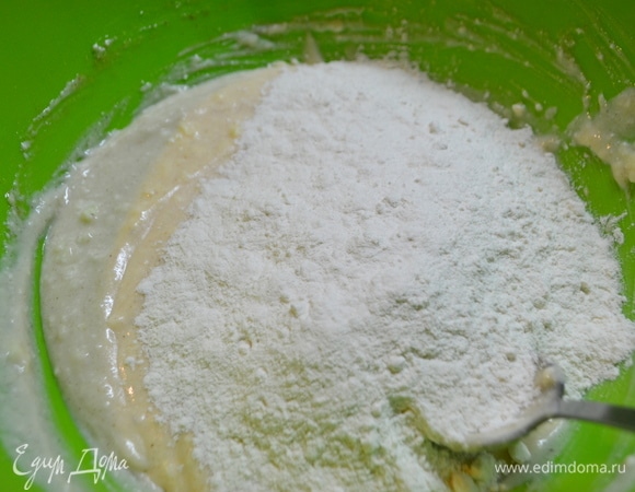 Хорошо вымесить. Из-за творога это тесто остается липковатым. Это нормально. Накрыть чашку с тестом пленкой и убрать в теплое место на 2 часа (пока тесто не увеличится втрое).