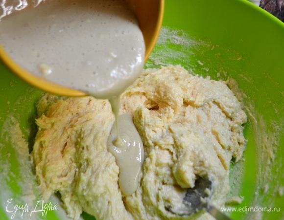 Добавить подошедшую опару, перемешать. Затем потихоньку добавить муку. Тесто не должно быть слишком плотным, но и жидким оно быть не должно. В конце замеса добавьте растительное масло.