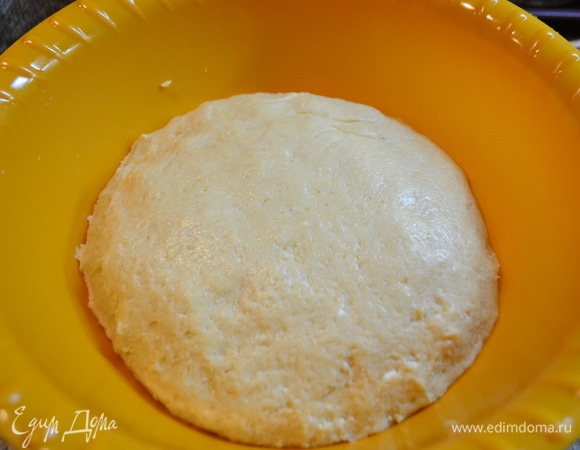 После расстойки теста ввести в него наполнители, перемешать. Помесить, чтобы они распределились.