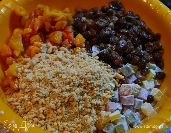 Изюм и курагу промыть в холодной воде и на 5 минут залить кипятком. Воду слить и хорошо обсушить. Добавить молотый орех и цукаты.