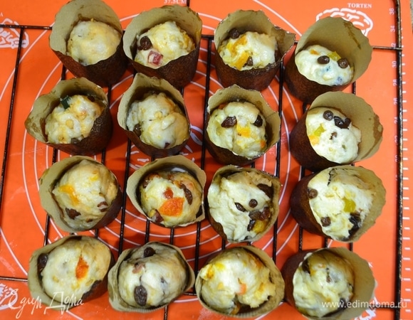 Поставить формы с тестом в теплое место на расстойку примерно на 30–40 минут. Тесто поделить на кусочки и заполнить формы (максимум на половину, а лучше чуть меньше). Выпекать в разогретой до 170°C духовке (нагрев верх-низ) на уровне ниже середины примерно 30 минут. Если верхушки подрумянились раньше, накройте их фольгой. Готовые куличи оставить на пару минут в формах, затем вынуть.