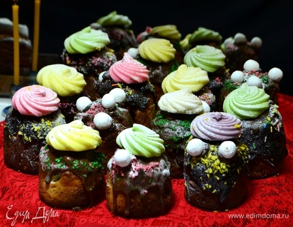 Готовые куличи (большие) остужать на боку (лучше на подушку положить полотенце, на него — кулич и так остужать, постоянно поворачивая, чтобы не деформировался). Маленькие можно и стоя остужать, на решетке. Покрыть глазурью и украсить.