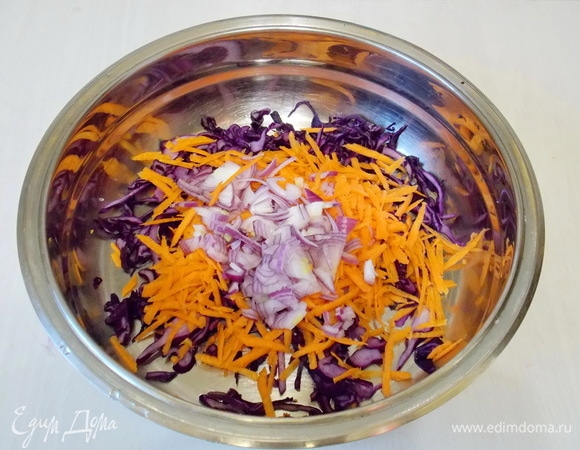 Добавьте резаный лук.