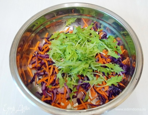 Руколу сполосните, стряхните воду и добавьте в салат. Перемешайте.