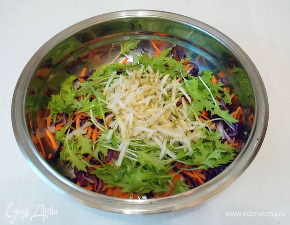 Вымойте грушу и натрите на крупной терке. Перемешайте.