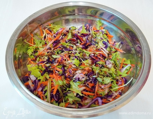 Полейте бальзамическим соусом, маслом, посолите и перемешайте.