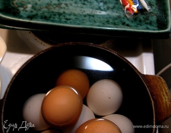 Яйца отвариваем в чугунке до готовности (вкрутую).