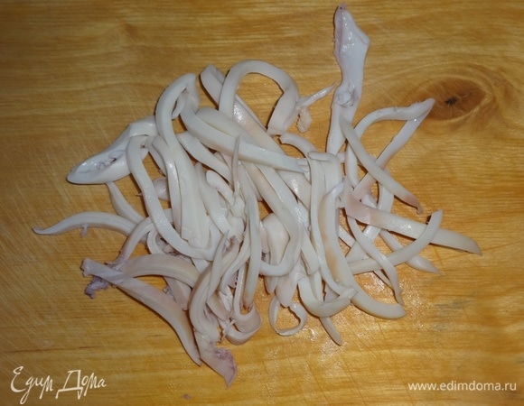 Кальмары остудить и нарезать соломкой.