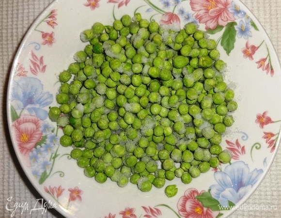 Замороженный горошек, не размораживая, сварить в небольшом количестве подсоленной воды. Откинуть на дуршлаг и сразу же обдать ледяной водой, чтобы остановить процесс варки. В этом случае горошек не изменит цвет и останется зеленым.