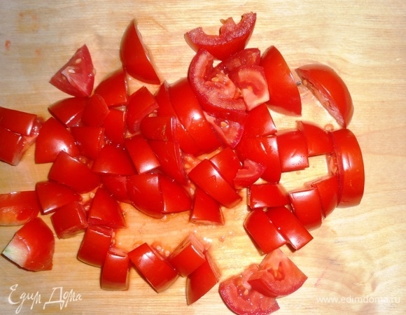 Для салата я брала некрупные помидоры. Помидоры нарезать средними кусочками, а один — фигурно (для украшения).