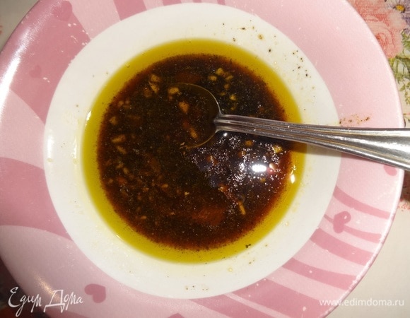 Для заправки смешать соевый соус, растительное масло, лимонный сок, натертый на мелкой терке имбирь и перец, перемешать.