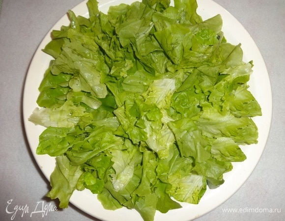 Листовой салат вымыть, обсушить.