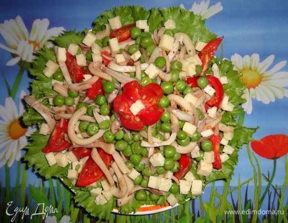 Блюдо застелить салатными листьями, горкой выложить салат. Полить заправкой, украсить цветком из помидора, подать к столу. Угощайтесь, очень вкусно! Приятного аппетита!