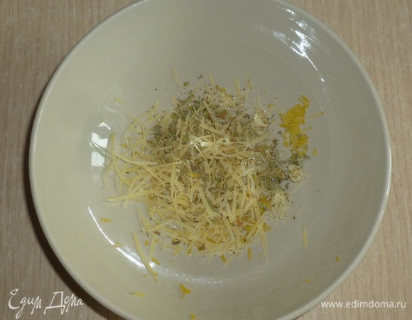 Чеснок мелко нарезать, переложить в миску, добавить щепотку соли. Натереть туда же цедру лимона и сыр, влить лимонный сок и оливковое масло.