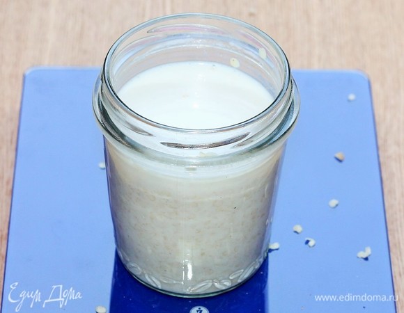 Добавьте молоко и йогурт.