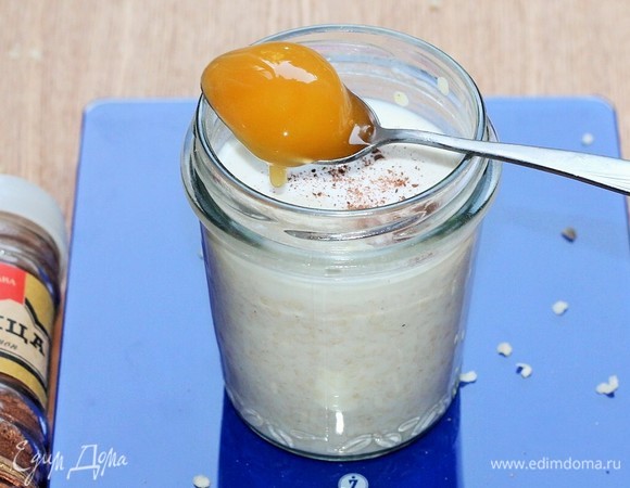 Затем добавляем мед и корицу. Закройте банку крышкой и хорошо встряхните, чтобы ингредиенты перемешались. Поставьте банку в холодильник на ночь.