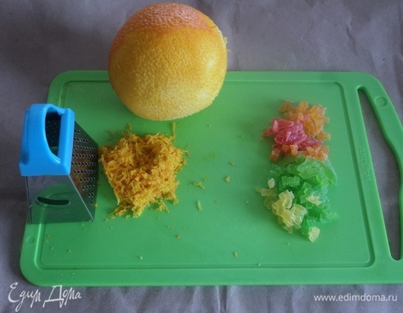 Подготовим продукты. С апельсина снимаем цедру. Мелко нарезаем цукаты.