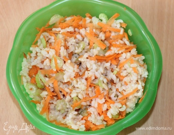 Смешать остывший рис, сельдерей и морковь.
