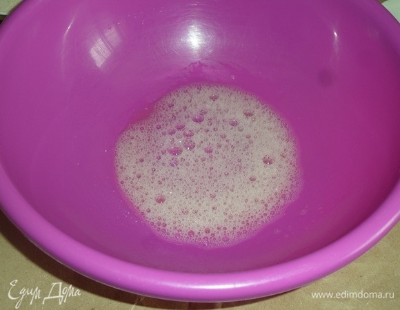 В чашке слегка взбиваем белок со щепоткой соли.