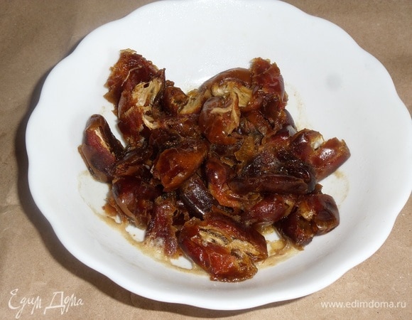 Финики очищаем от косточек, выкладываем в чашку. Добавляем 3 ст. л. воды. Помещаем чашку в микроволновую печь на 1–2 минуты, предварительно накрыв чашку крышкой.