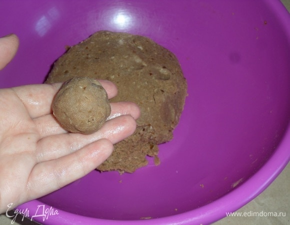 Делаем из приготовленного теста шарики, смачивая руки в воде.