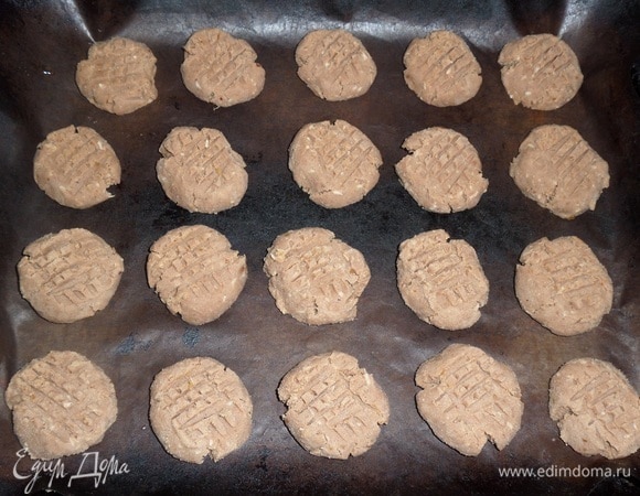 Помещаем противень в разогретую духовку.