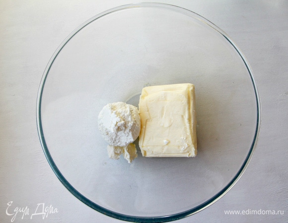Соединить сливочное масло и сливочный сыр, взбить.
