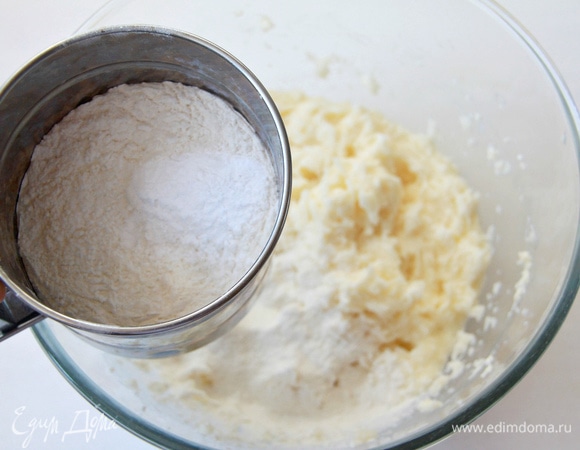 Добавить просеянную муку, разрыхлитель и ванилин Haas.