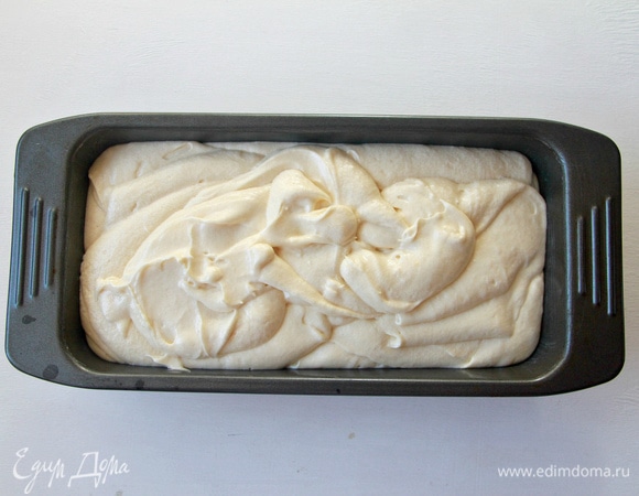 Выложить тесто в хлебную форму (22,5х12,5 см). Дно формы предварительно выстелить пекарской бумагой.