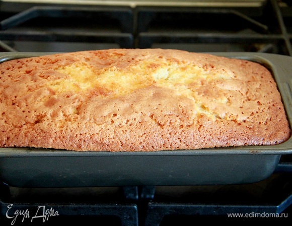 Духовку разогреть до 160°C. Выпекать кекс примерно 90 минут, в середине выпекания накрыть фольгой, чтобы не пригорел верх.