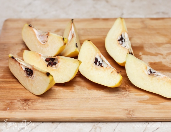 Айву хорошенько промойте. Если кожура толстая и грубая, то снимите ее. Если тонкая и чистая, то оставьте. Разрежьте на дольки. Удалите сердцевину и семена.