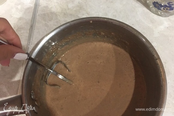 Муку и какао просеять в яичную массу. Перемешать. Влить половину стакана кипятка, быстро перемешивая. Влить 2 столовые ложки растительного масла.