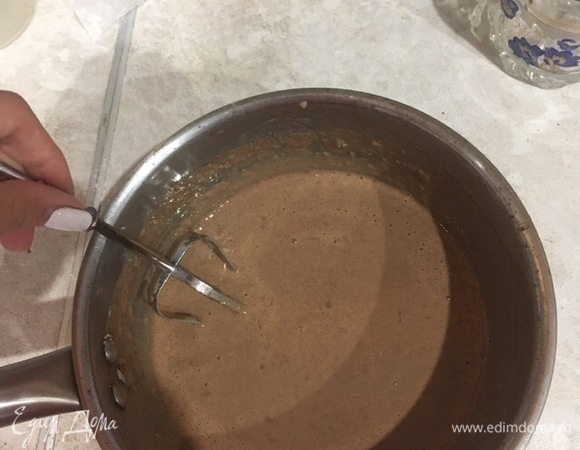 Муку и какао просеять в яичную массу. Перемешать. Влить половину стакана кипятка, быстро перемешивая. Влить 2 столовые ложки растительного масла.