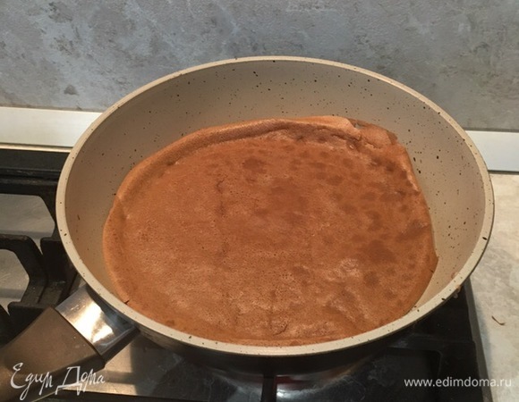 На сухой сковороде жарим не очень тонкие блинчики.