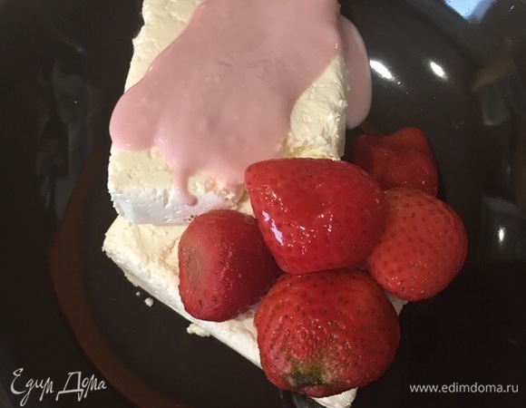 Для творожной начинки в отдельной емкости смешиваем творог, йогурт и ягоды.