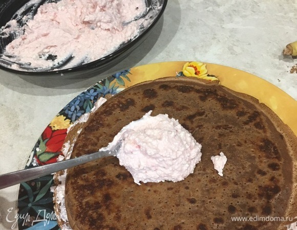 Смазываем каждый блинчик творожной массой, накладывая их один на другой. Верхний блин промазываем начинкой и сворачиваем в рулет. Кладем рулет в холодильник на 1 час.