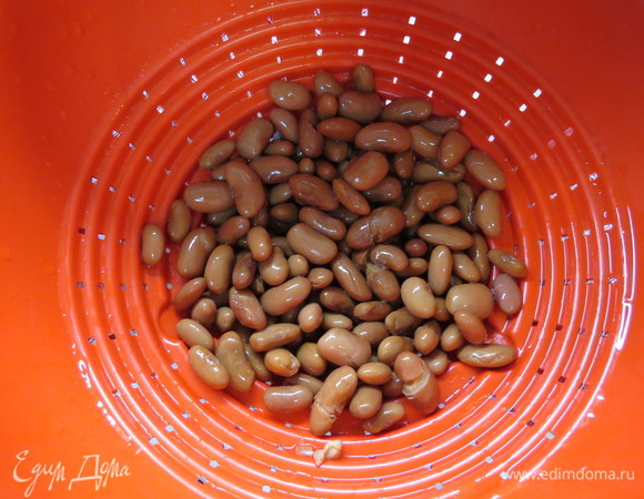 Красную фасоль замочить на 3–4 часа (лучше на ночь). Отварить фасоль до готовности согласно инструкции на упаковке.
