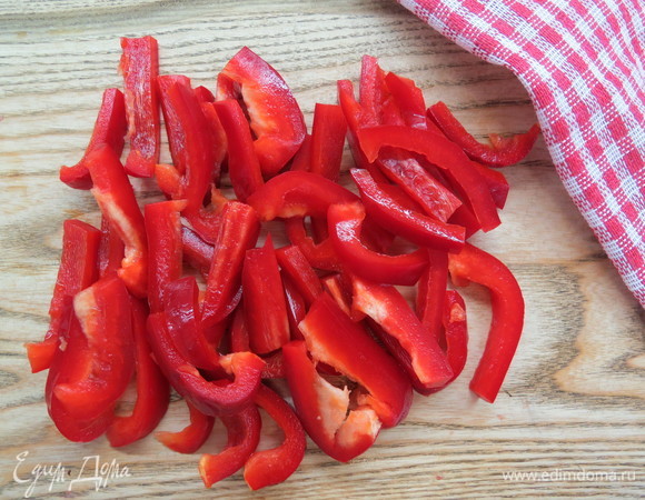 Болгарский перец очистить от семян и нарезать соломкой.