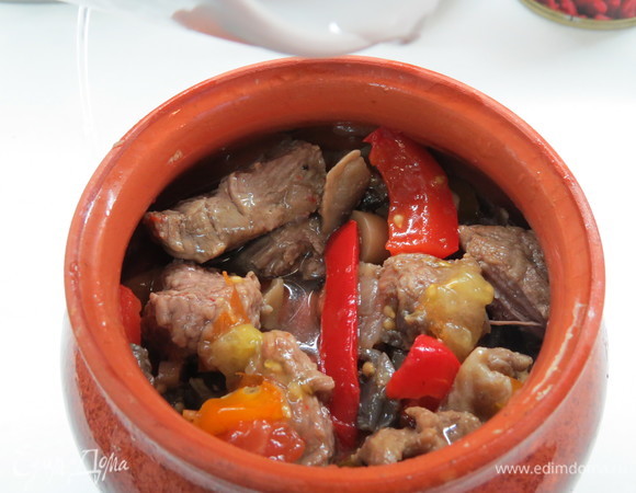 Закладываем мясо и фасоль в горшочки. У меня было два варианта.<br />
Вариант №1. В горшочек выкладываем немного мяса с овощами, далее на мясо выкладываем слой фасоли, на фасоль опять выкладываем мясо с овощами. Получается как бы фасолевая прослойка.<br />
Вариант №2. Фасоль добавляем в сковороду к мясу и овощам, перемешиваем, а потом выкладываем в горшочек. Оба варианта очень вкусны.