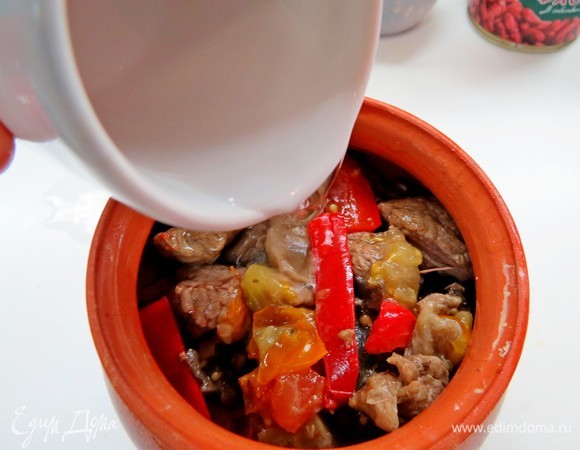 В каждый горшочек налить немного воды (около 50 мл), закрыть горшочки крышкой, томить в разогретой до 180°C духовке в течение часа.