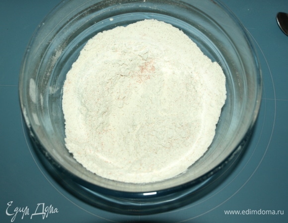 Муку просеять (у меня стакан 250 мл) + для посыпки рабочей поверхности. Добавить дрожжи, соль, сахар и перемешать. Рис заранее отварить.