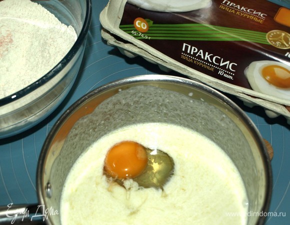 Маргарин растопить, остудить. Подогреть кефир (он должен быть теплым, но не горячим). Добавить в кефир растопленный маргарин, добавить яйцо и все хорошо перемешать до однородного состояния.