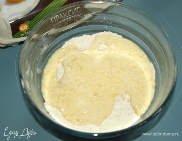 Добавить смесь к муке и замесить тесто. Если необходимо, то добавьте немного муки.