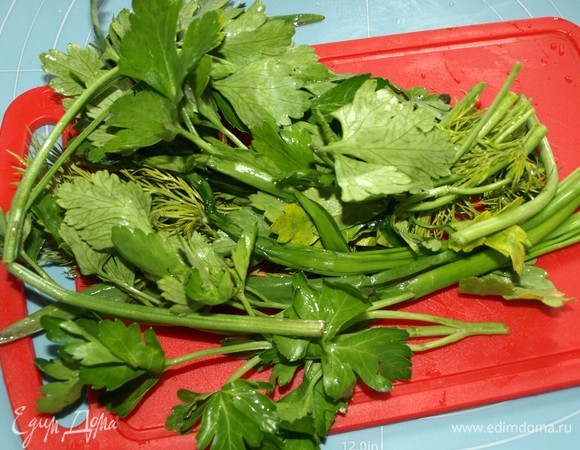 Зелень — укроп, зеленый лук, петрушку — мелко порубить.