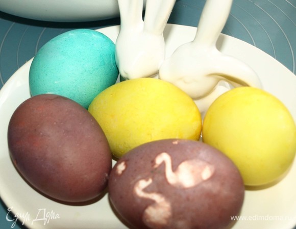 Если остались пасхальные яйца, то используем их. Если нет, то яйца надо предварительно отварить и остудить.