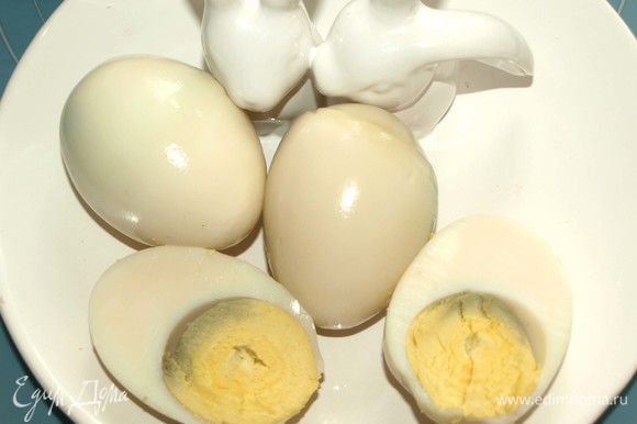 Яйца мелко порубить. У меня белок кремового цвета, потому что я варила яйца 1,5 часа (все ради эксперимента). Яйца от долгой варки на медленном огне и правда получаются очень вкусные, как утверждают некоторые источники в интернете.