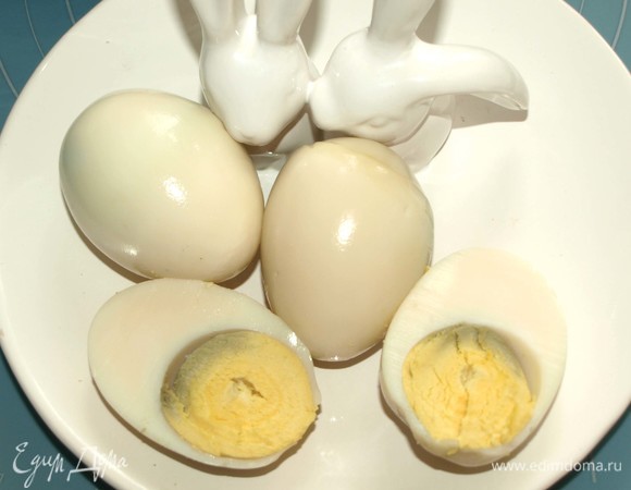 Яйца мелко порубить. У меня белок кремового цвета, потому что я варила яйца 1,5 часа (все ради эксперимента). Яйца от долгой варки на медленном огне и правда получаются очень вкусные, как утверждают некоторые источники в интернете.