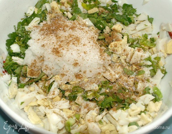 В миске соединяем зелень, рис, яйца. Добавляем соль, перец и хорошо перемешиваем.